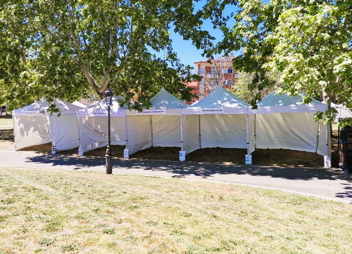 Carpas Express blancas junto al puerto