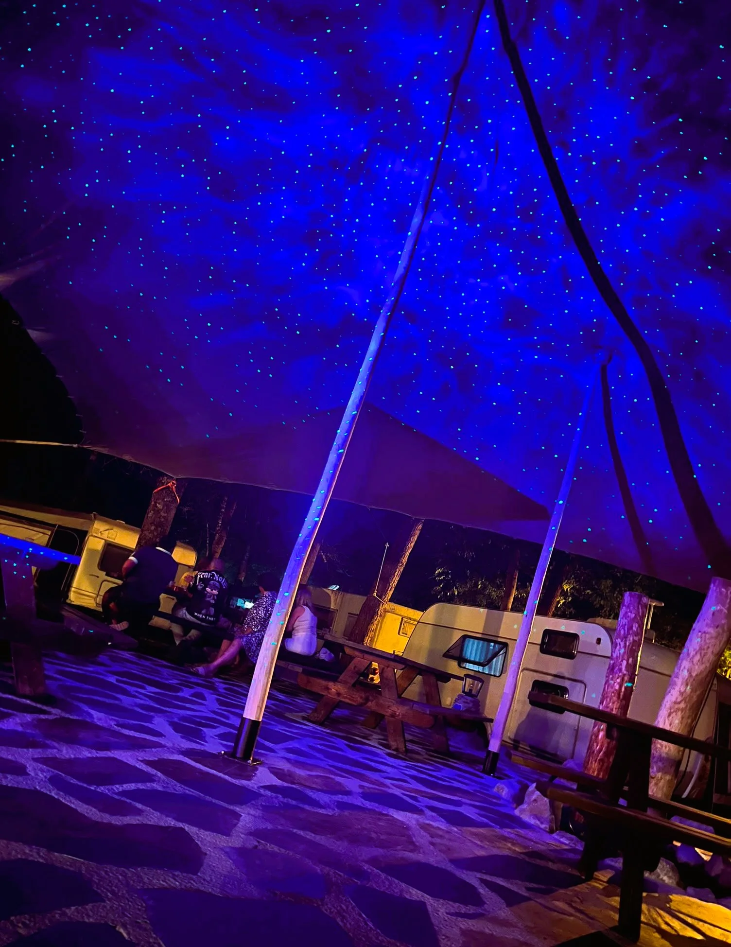 Interior de carpa con iluminación de luces estrelladas