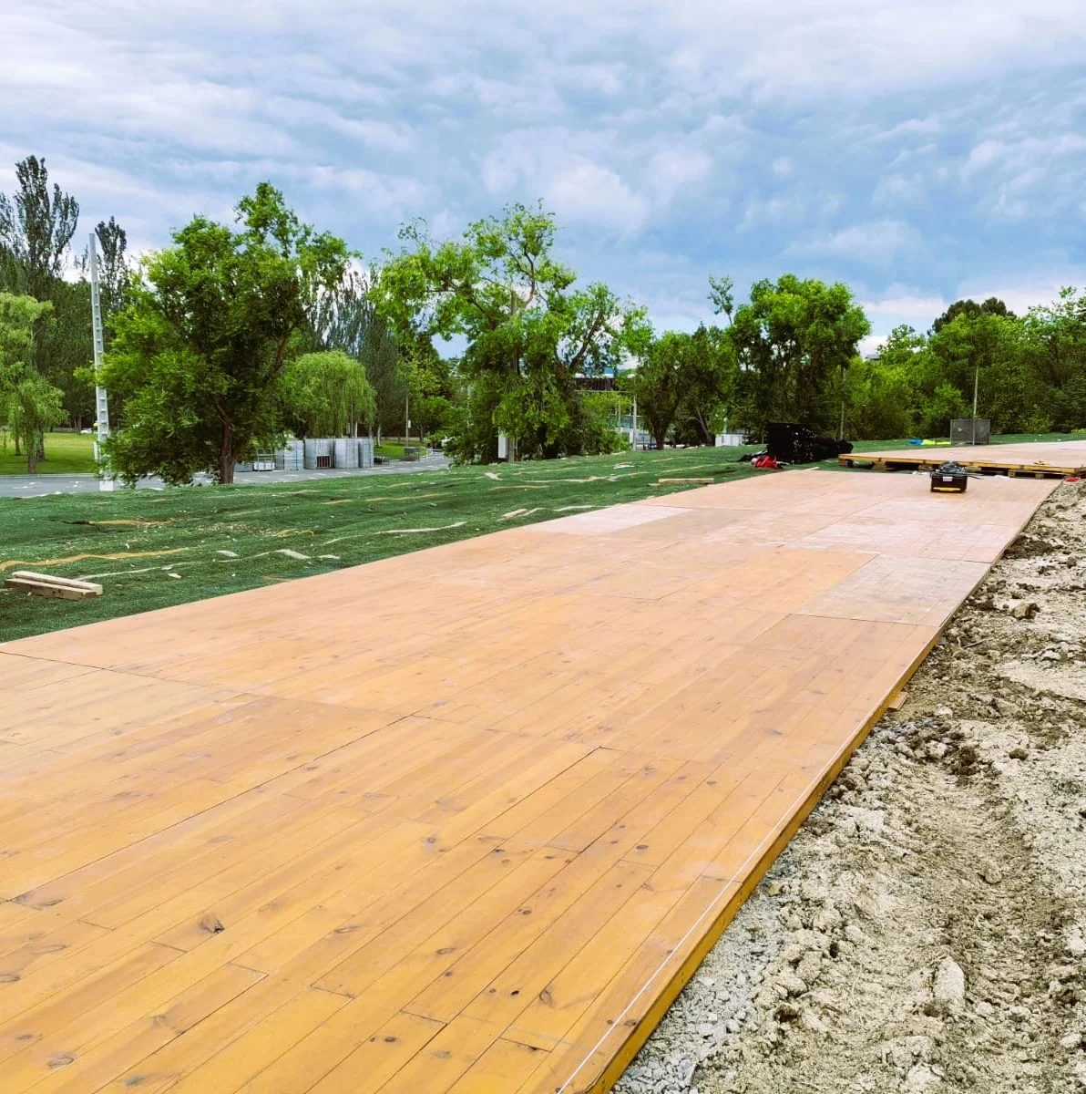 Plataforma de madera modular instalada sobre césped
