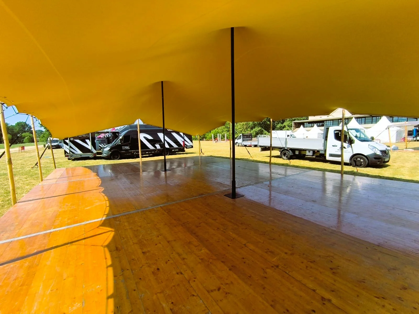 Suelo de madera instalado bajo una carpa tensada