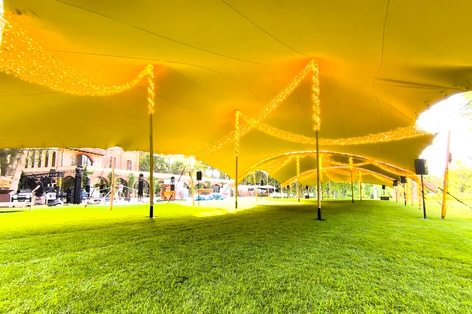 Carpa tensada con guirnaldas sobre césped